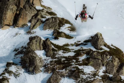 L’aranès Abel Moga executa un dels espectaculars salts durant la seua actuació en el Freeride World Tour de Baqueira Beret. - FREERIDE WORLD TOUR