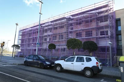 Un edifici en construcció a la ciutat de Lleida. - INGRID RUBIO