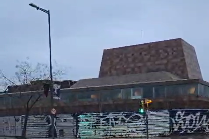 La carretera al costat de la Llotja de Lleida, completament inundada després de les pluges