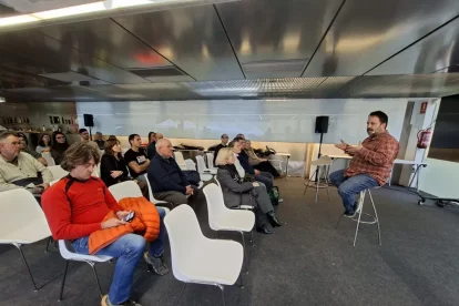 Marc Castellnou va exposar la situació crítica dels boscos i la necessitat de fer una gestió forestal. - E. FARNELL