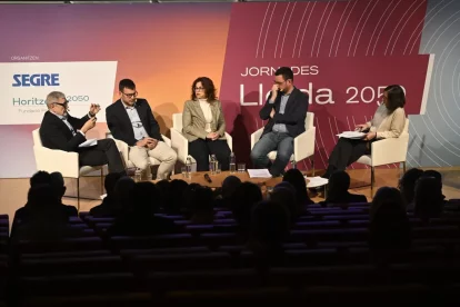 Un moment de la taula redona amb els quatre alcaldes, que va ser moderada per Mercè March. - SANTI IGLESIAS