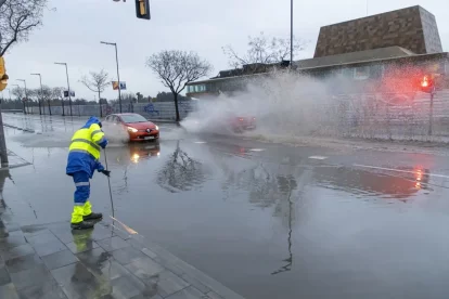 Un operari treballant per desobturar l’embornal que va afavorir la formació del gran bassal. - JORDI ECHEVARRIA