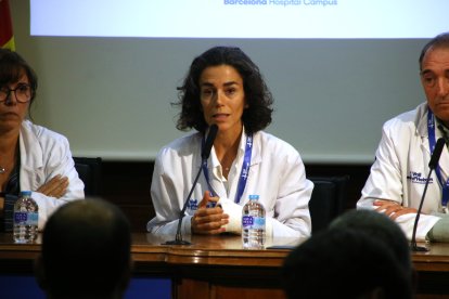Una de les doctores que porta el president del Govern, Salvador Illa, a la Vall d'Hebron.