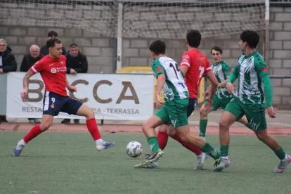 Manel Grau, envoltat de rivals durant una situació del partit. - JOAN BOVÉ