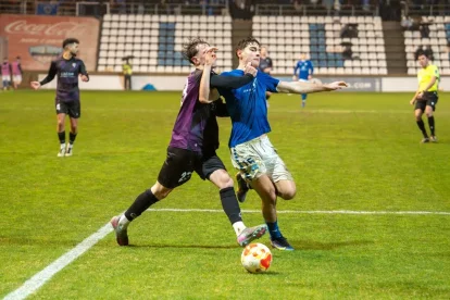 Jordi Puig, agafat a l’àrea per un rival del Can Vidalet. - ANIOL MORAL