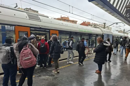 Usuaris de la línia que ahir van estrenar la nova freqüència. - E. FARNELL