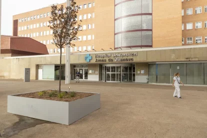 Vista de l’entrada principal de l’hospital Arnau de Vilanova. - JORDI ECHEVARRIA