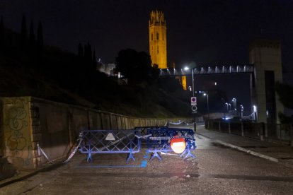 La Paeria va tallar el camí de la Ronda de la Seu Vella per la caiguda de pedres del mur perimetral.