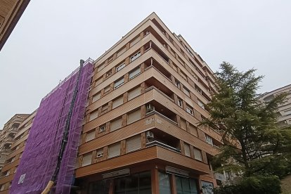 L'edifici està situat al número 48 del carrer Doctor Combelles.