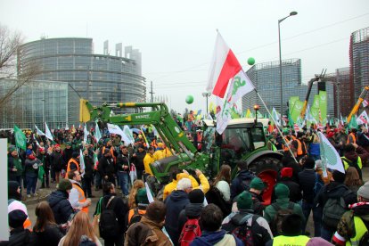 Desenes de tractors i agricultors protesten contra el Mercosur davant del Parlament Europeu.
