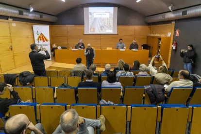 La presentació del projecte per crear una línia de tramvia es va fer ahir a la sala Jaume Magre. - PAU PASCUAL PRAT