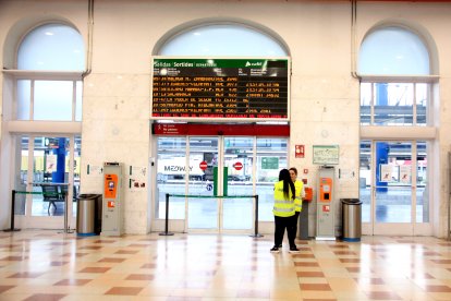 Dos informadors a l'entrada de l'estació Lleida-Pirineus.