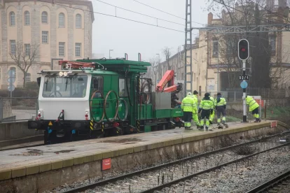 La màquina que va xocar amb la roca, estacionada després de l’accident a l’estació de Cervera. - JORDI BONILLA
