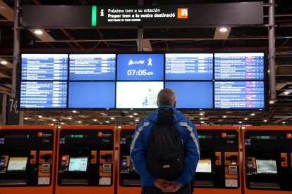 Un passatger a l'estació de Sants de Barcelona