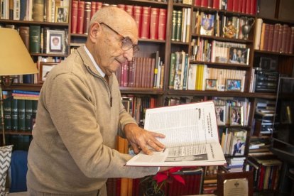 Al llibre, Castellà presenta un centenar d’articles publicats des del 2009 a ‘Nova Tàrrega’. - LAIA PEDRÓS