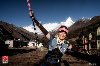 Xus Muñoz durant un descans en un llogaret nepalès.