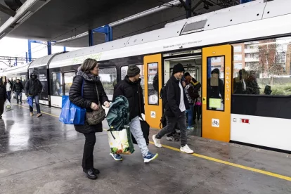 Un dels trens que va aconseguir arribar ahir a l’estació de Lleida-Pirineus al matí. - ÍNGRID SERRÀ