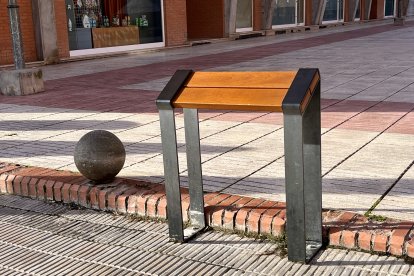 Banc isquiàtic d'una de les parades de bus del carrer de la Llibertat