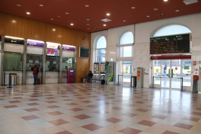 El vestíbul de l'estació de Lleida-Pirineus buit de passatgers
