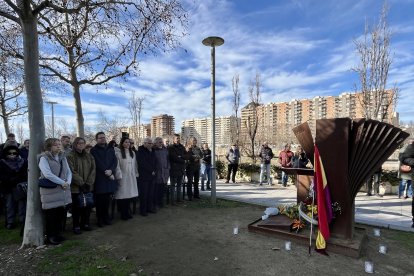 Minut de silenci en record de les víctimes de l'holocaust.