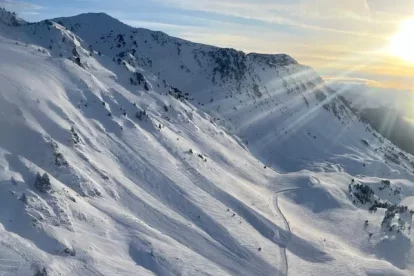 Les cinc allaus a la C-28 entre Naut Aran i Alt Àneu, i que cobreixen la carretera. - C.G.A