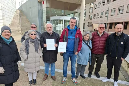 Membres de l’entitat abans de presentar la denúncia. - E.FARNELL