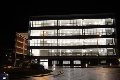 Llums encesos tota la nit a l’edifici de consultes per seguretat - AMADO FORROLLA