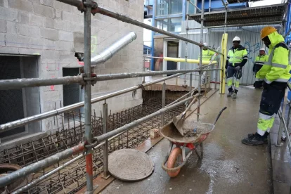 Obres per instal·lar les noves escales de la passarel·la sobre les vies - AMADO FORROLLA