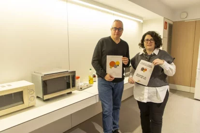 Serafí Cambray Carner i Meritxell Soria, mostrant les receptes que s’ensenyaran als tallers. - JORDI ECHEVARRIA