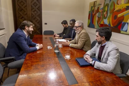 Imatge de la reunió ahir a la Paeria. - JORDI ECHEVARRIA