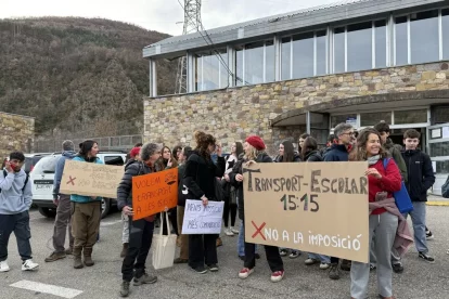 Imatge de la protesta que les famílies del centre educatiu van protagonitzar el passat 12 de gener. - MARTA LLUVICH/ACN