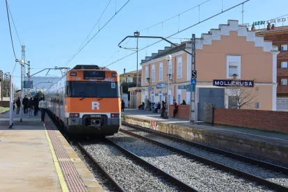 Un tren a l’arribada a l’estació de Mollerussa sense gairebé retard. - JOAN GÓMEZ