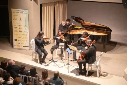 El pianista Josep Maria Colom es va acompanyar de les cordes del Quartet Gerhard. - JORDI BONILLA
