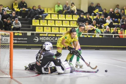 Aina Florenza intenta rematar davant de Gemma Solé i la portera Estela Rubio. - CLARA LIÁÑEZ