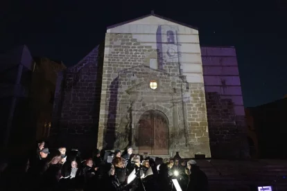 El campanar de l’església de Sant Pere de Rosselló va tornar a ‘lluir’ ahir a través de la projecció d’un màping a la façana. - I. GÓMEZ