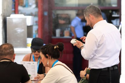 un camarero en un establecimiento en el centro de Madrid EFE