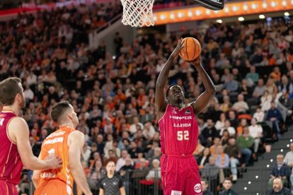 El pivot del planter Ibou Dabo ha tingut l'oportunitat de saltar a la pista del Roig Arena.