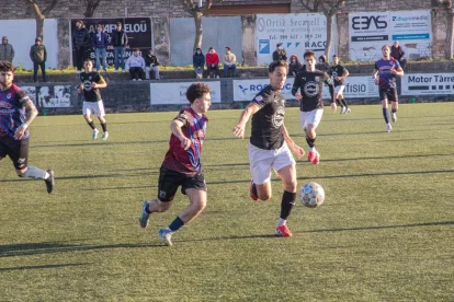 Una acció del partit entre el Tàrrega i la Rapitenca. - JORDI BONILLA