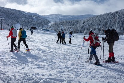 Persones caminant amb raquetes de neu a l'estació d'esquí de Port Ainé en una imatge d'arxiu.