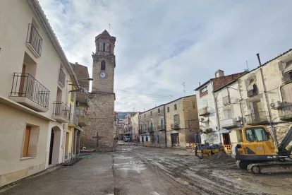 Les obres a la plaça de la Creu han comportat aixecar el paviment per semiconvertir-la en zona de vianants. - A.L.G.E.