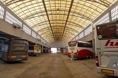 Vista de les andanes del baixador del carrer Saracíbar, la degradació del qual contrasta amb la flamant futura estació. - JORDI ECHEVARRIA