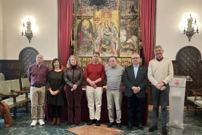 Jaime María (centre), fill del poeta Jaume Ferran, ahir en la presentació de l’homenatge al seu pare. - PAERIA