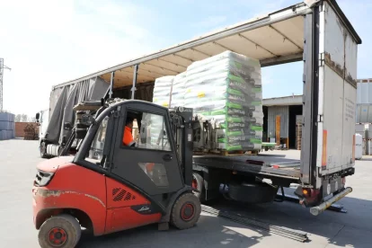 Treballs de càrrega de llavors a la fàbrica lleidatana de Bell-lloc d’Urgell. - AMADO FORROLLA