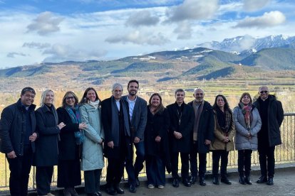 Representants el Bisbat d'Urgell i el Departament de Cultura després de signar l'acord per la cessió de Sant Climent de Taüll, Sant Feliu de Barruera i l'església-monestir de Gerri de la Sal