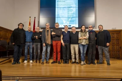 Poetes i organitzadors van posar ahir abans de l’inici de la primera ponència a l’Institut d’Estudis Ilerdencs de Lleida. - PAU PASCUAL PRAT