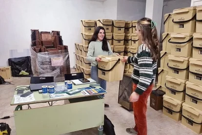 Entrega de cubs per a la recollida selectiva porta a porta a Salàs de Pallars. - AJUNTAMENT DE SALÀS DE PALLARS