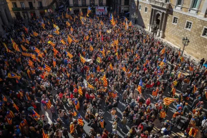 Milers de persones van prendre la plaça Sant Jaume de Barcelona per acabar la protesta convocada per l’ANC, la que va reunir més manifestants. - JORDI BORRÀS/ACN