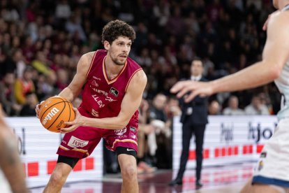 Oriol Paulí en una acció del partit.