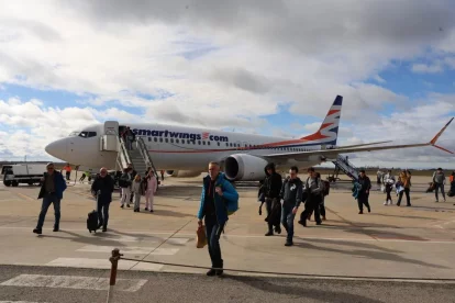 Els turistes suecs van tardar tot just cinc minuts a desembarcar de l’avió i sortir de l’aeroport. - AMADO FORROLLA