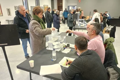 Una ciutadana exerceix el seu dret al vot, ahir a Binèfar. - E.B.D.